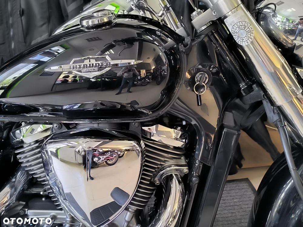 Suzuki Intruder - 13