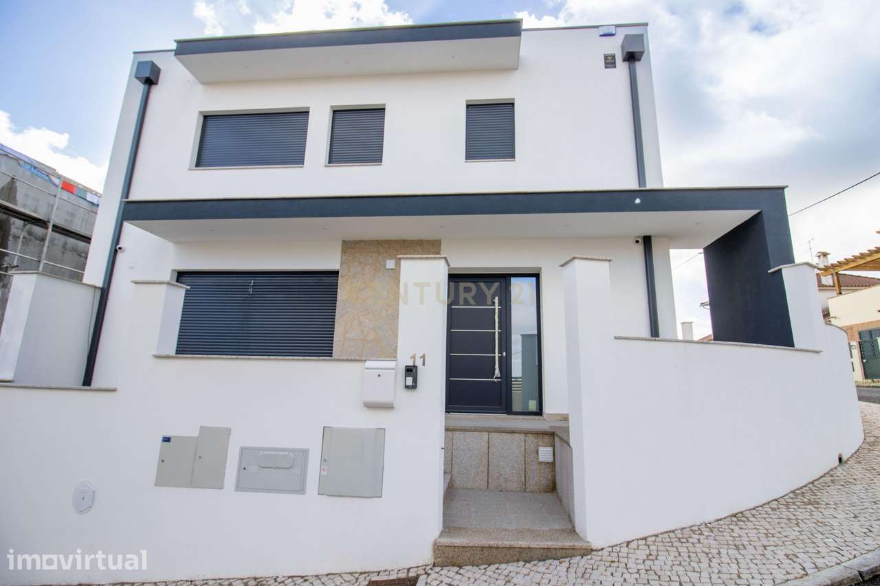 Moradia T3 Nova - Gaveto nas Villas do Olival – Arquitetura Moderna a - Grande imagem: 2/31