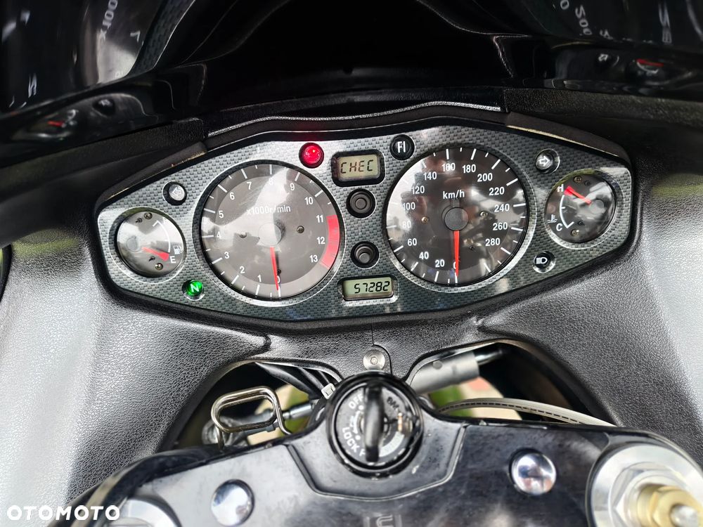 Suzuki GSX - 16