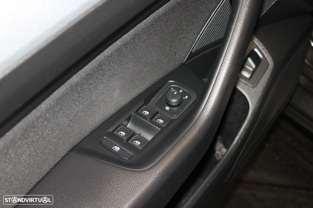 VW Passat 1.6 TDI Business DSG - 24