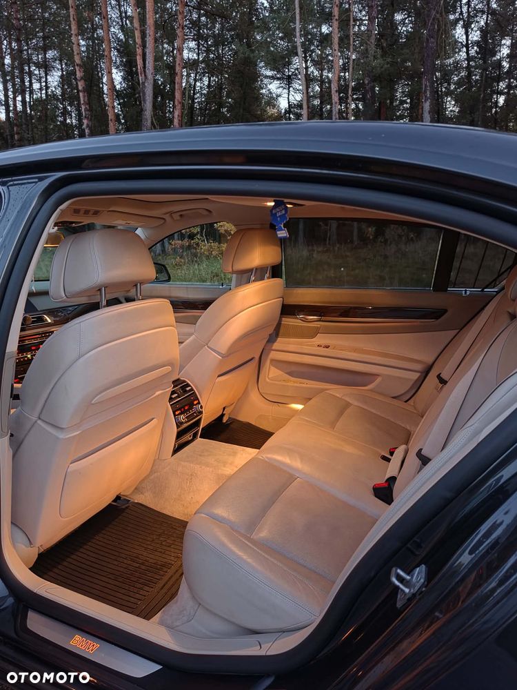 BMW Seria 7 740i L - 8