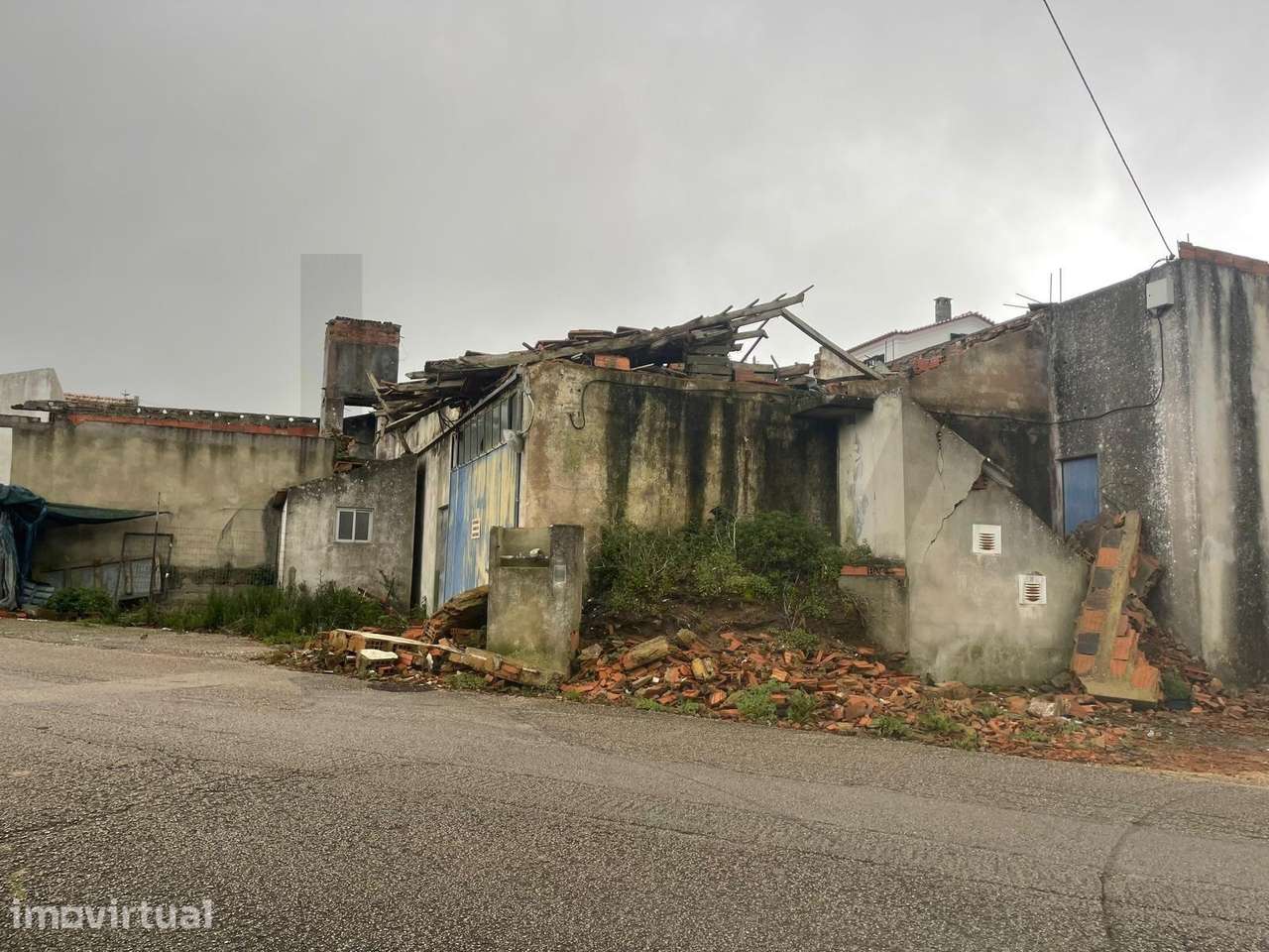 Espaço comercial com alvará e ruina de apoio constituída por 3 divisõe - Grande imagem: 3/25