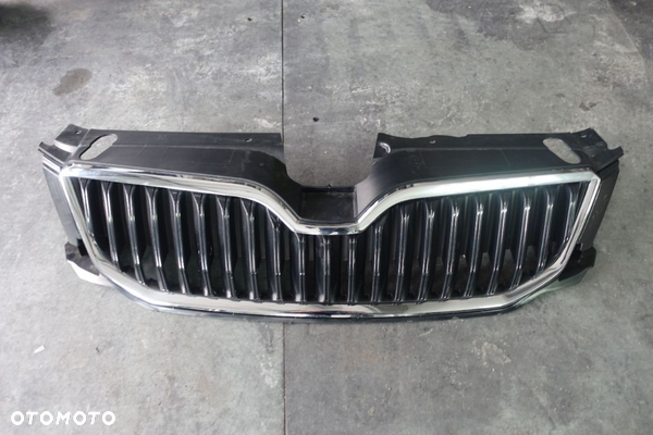 ATRAPA GRILL SKODA OCTAVIA III 15r.  5E0