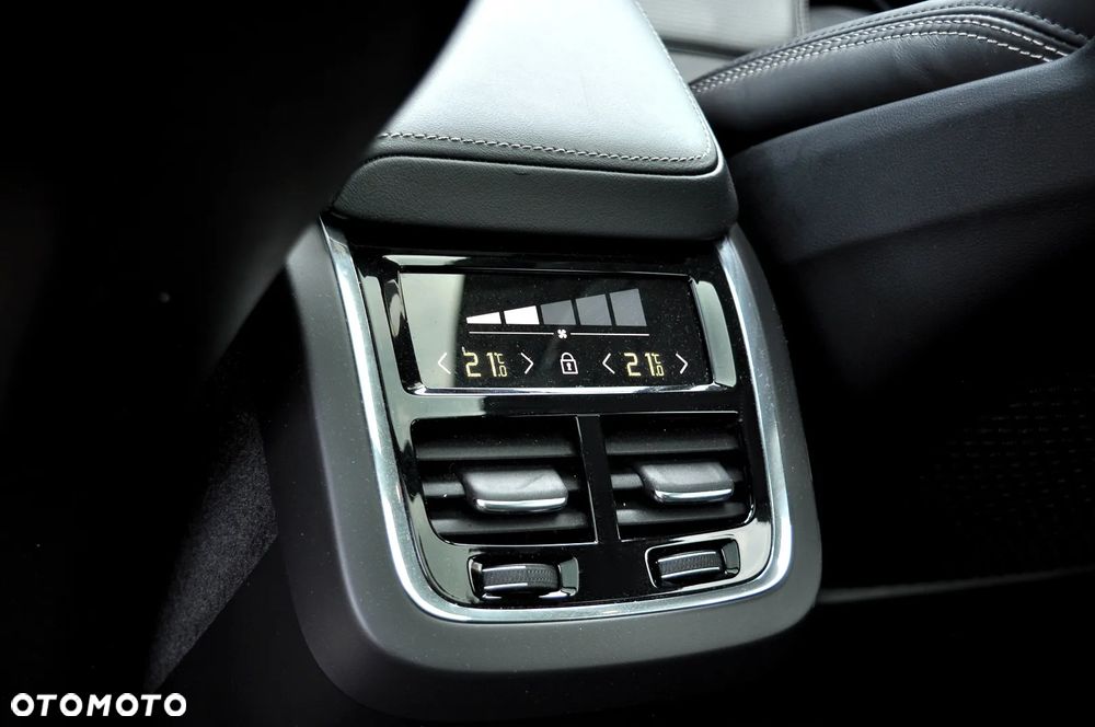 Volvo XC 60 B5 D AWD Ultimate Dark - 30