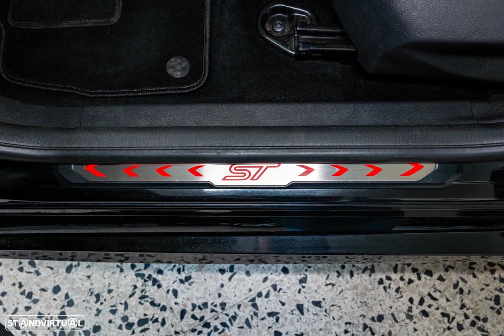 Ford Focus 2.0 EcoBoost ST c/ Pack Pele Desportiva - 22