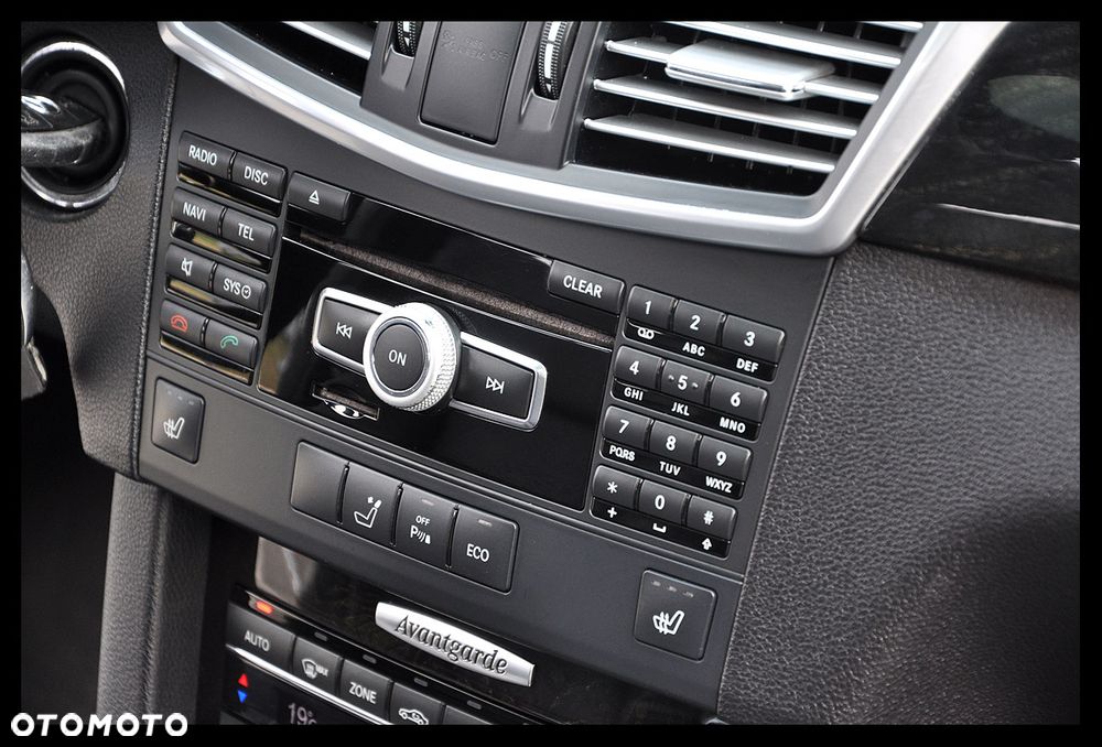 Mercedes-Benz Klasa E 300 CDI DPF BlueEFFICIENCY 7G-TRONIC Avantgarde - 32