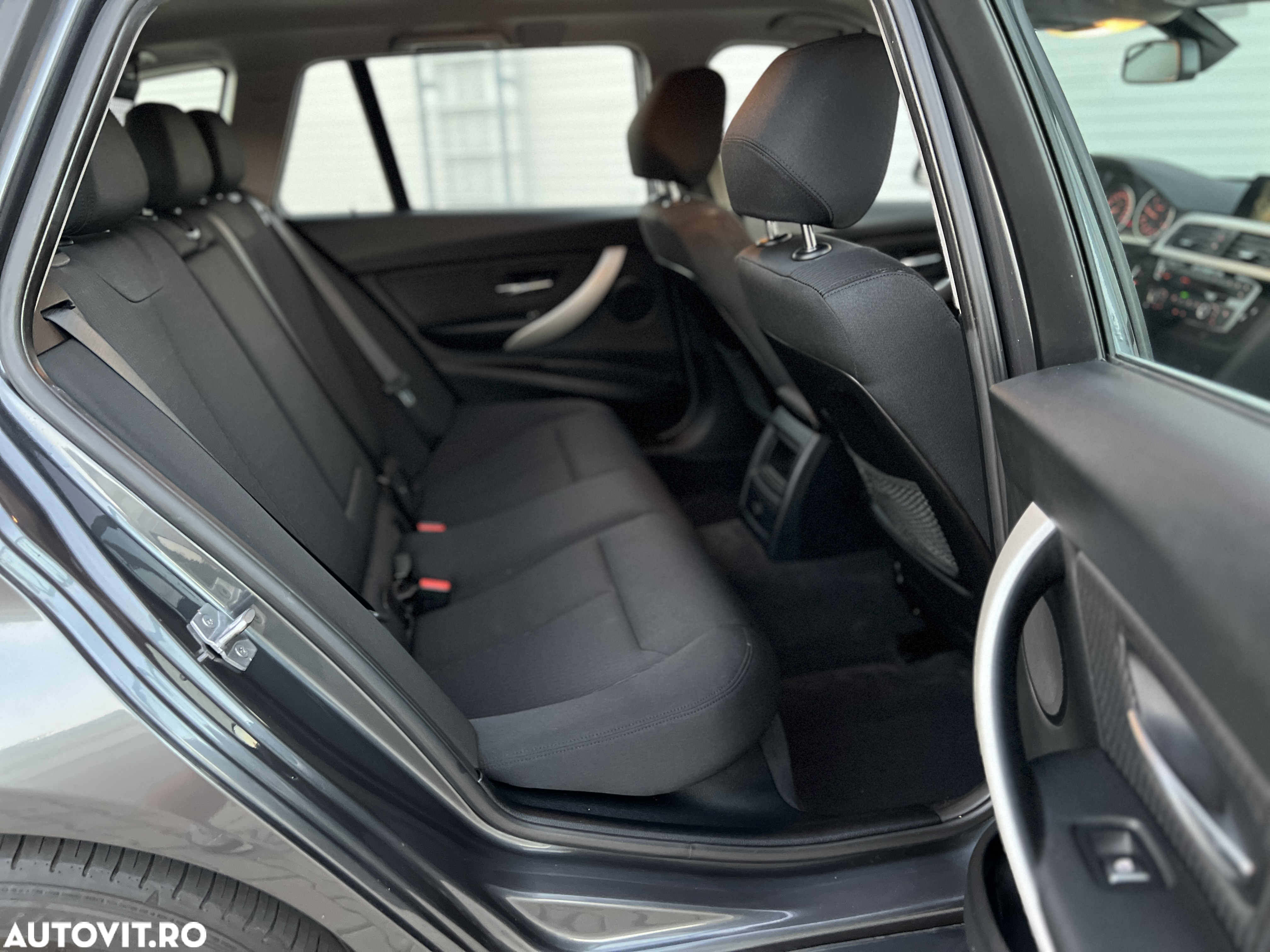 BMW Seria 3 318d Touring Advantage - 11