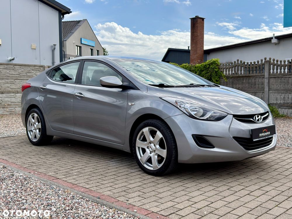 Hyundai Elantra 1.6 Style - 12