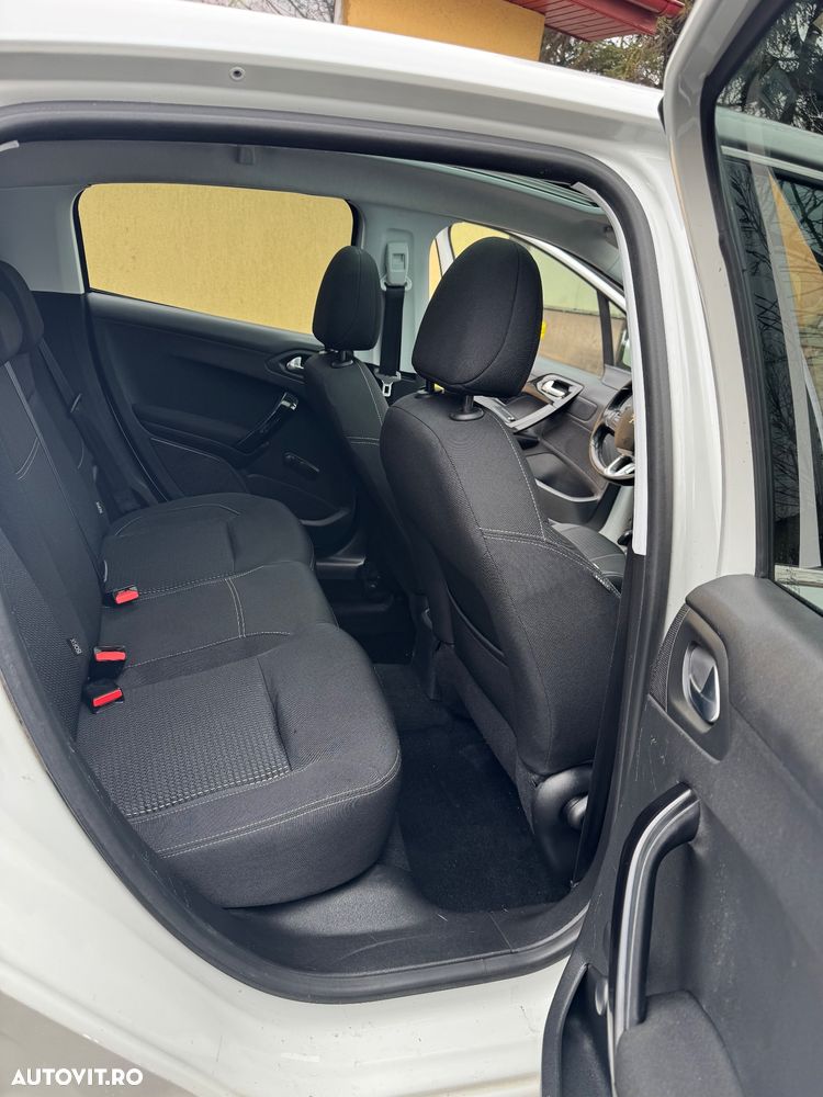 Peugeot 208 PureTech 82 Start & Stop Allure - 11