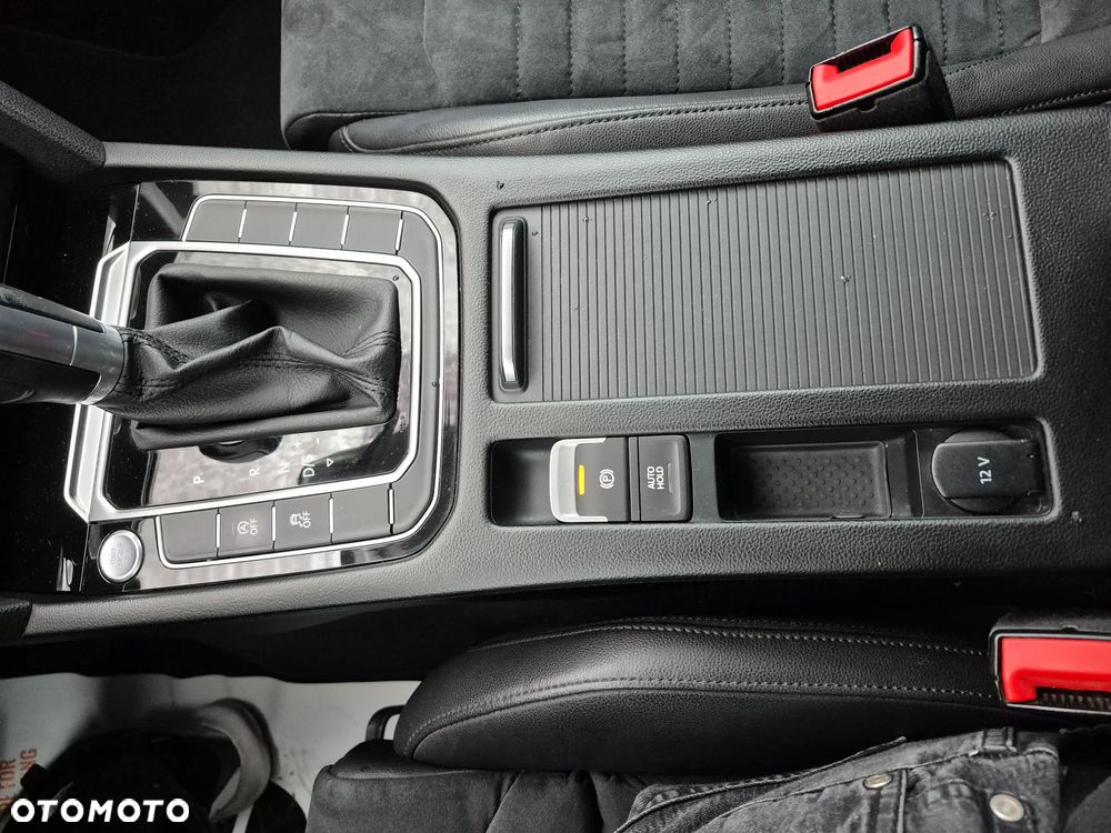 Volkswagen Passat 2.0 TDI SCR DSG Highline - 24