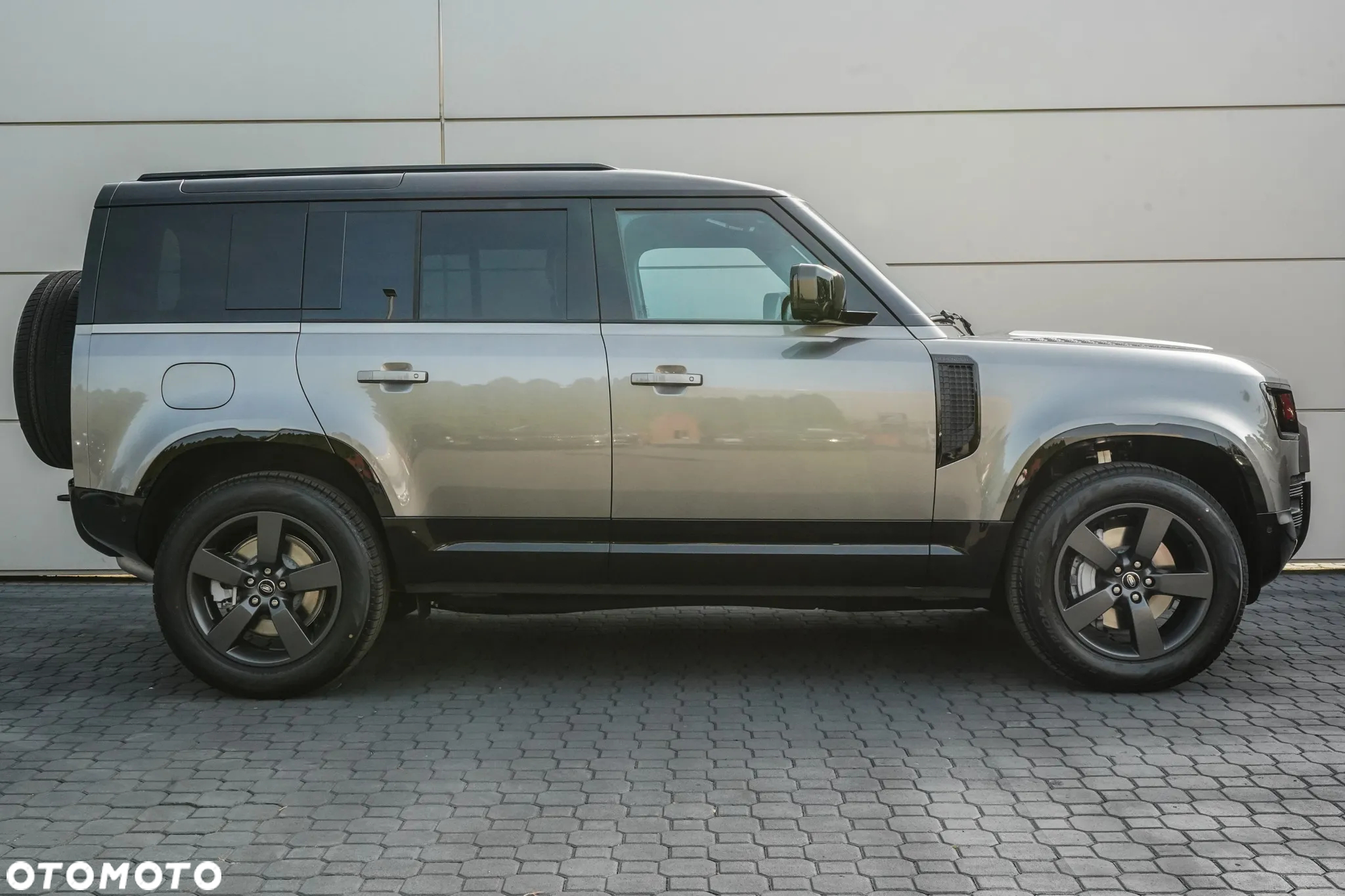 Land Rover Defender - 2