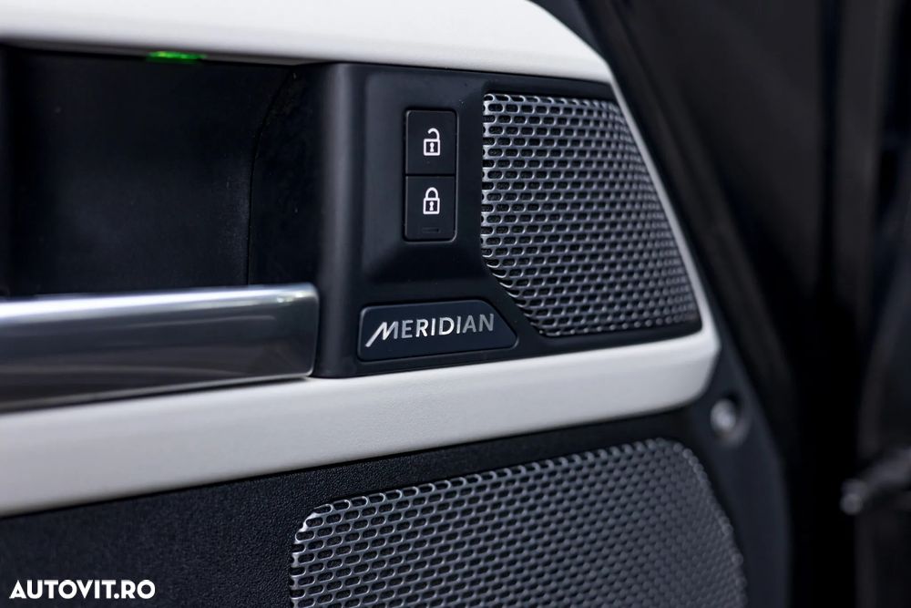 Land Rover Defender 110 2.0L D240 SE - 16