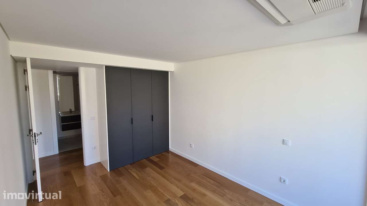 T2 totalmente mobilado e equipado | Varanda 35,79 m² | Garagem dupla - Grande imagem: 4/10