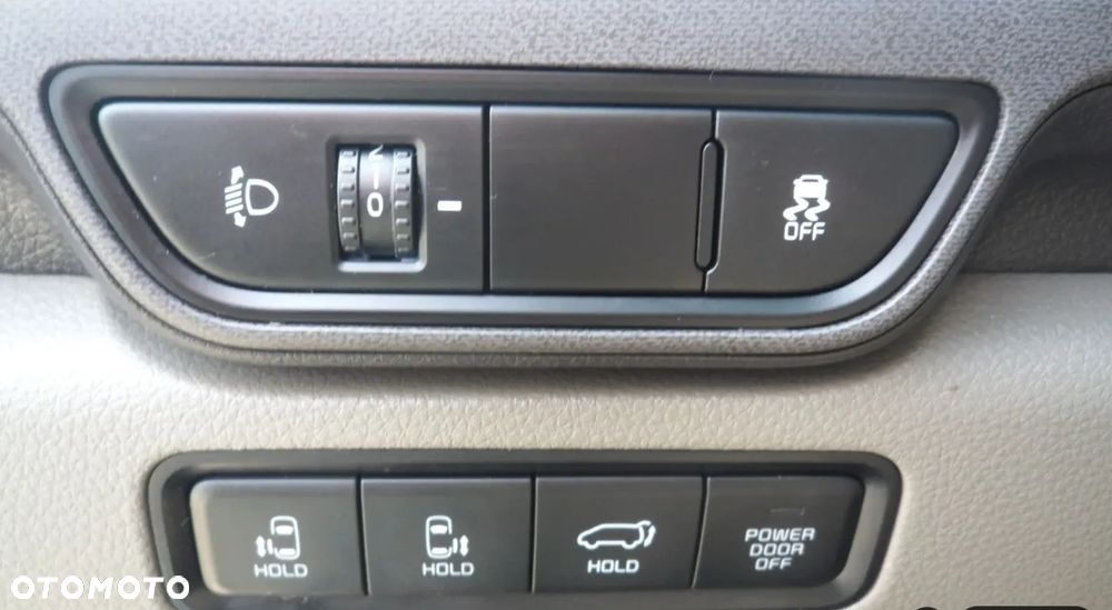 Kia Carnival - 17