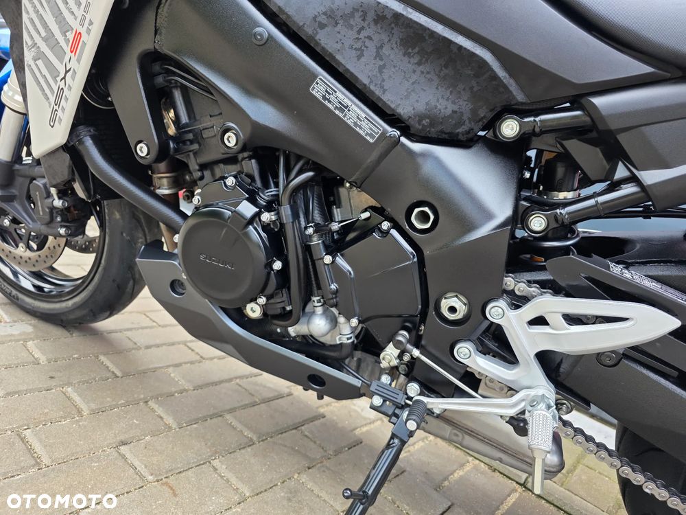 Suzuki GSX - 12