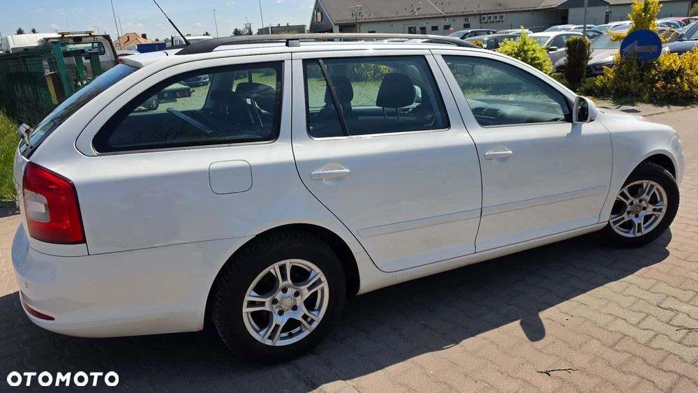 Skoda Octavia 1.6 Combi Ambiente - 16