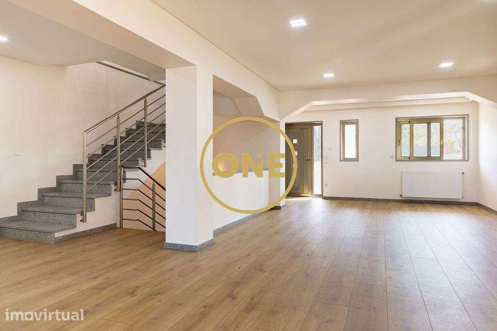 Moradia T4 distribuída por 3 pisos, com áreas amplas e excelente priva - Grande imagem: 2/14