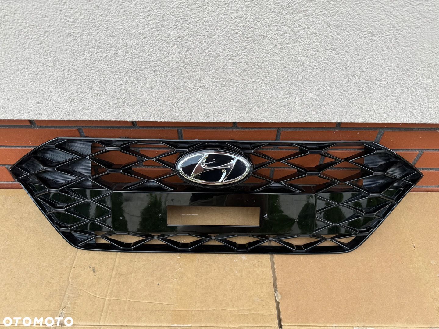 Hyundai i20 III 2019- grill polysk szklany znaczek pod radar - 1