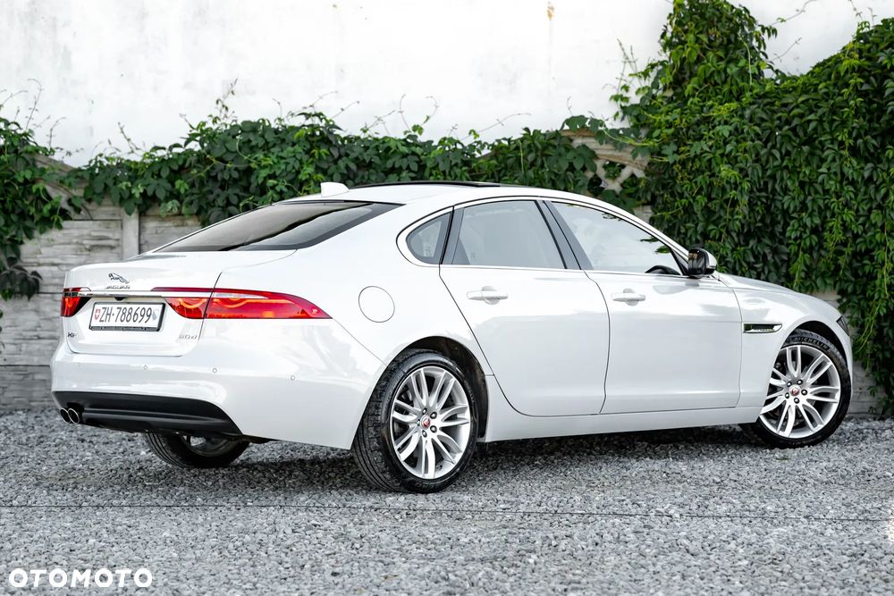 Jaguar XF 20d Prestige - 12