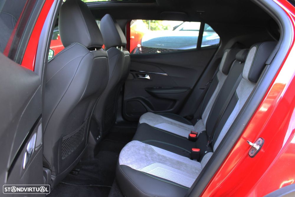 Peugeot e-2008 50 kWh GT - 29