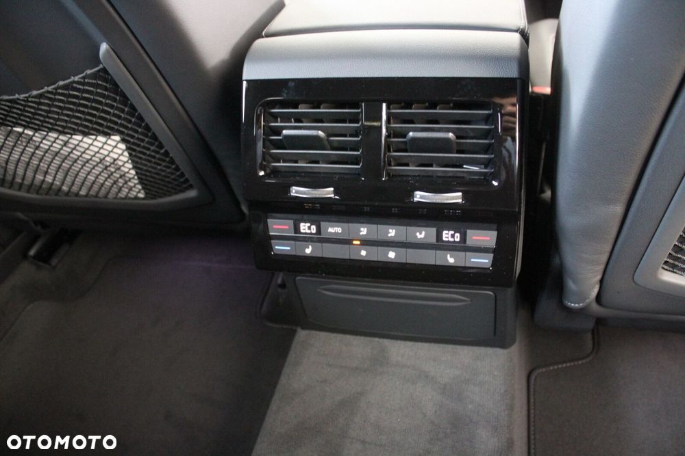 Volkswagen Touareg 3.0 V6 TDI 4Motion R-Line - 11