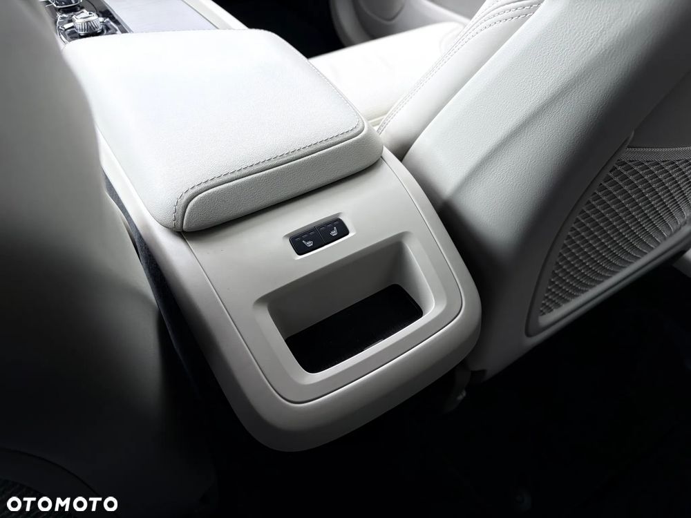 Volvo XC 60 B4 D AWD Plus Dark - 28