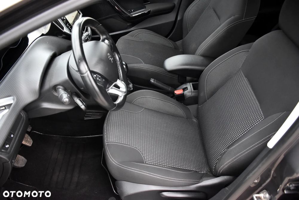 Peugeot 208 - 19