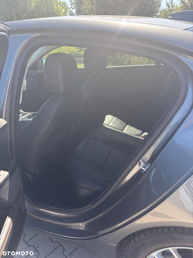 Jaguar XE 2.0 D Prestige - 6