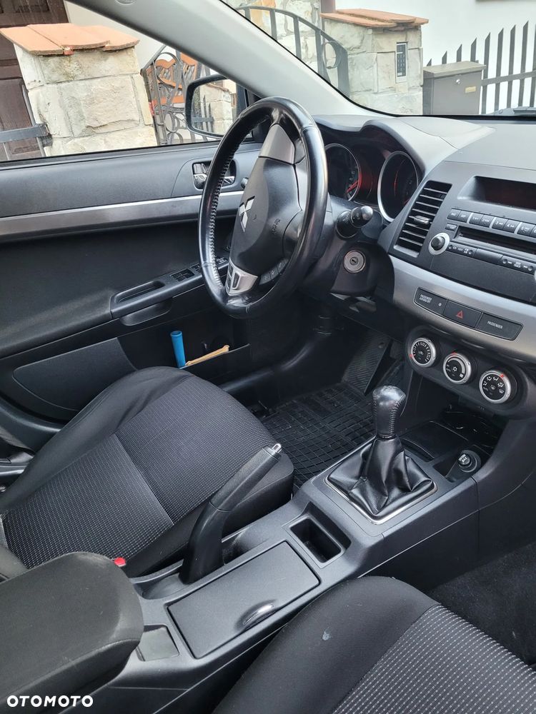 Mitsubishi Lancer 1.5 Invite - 3