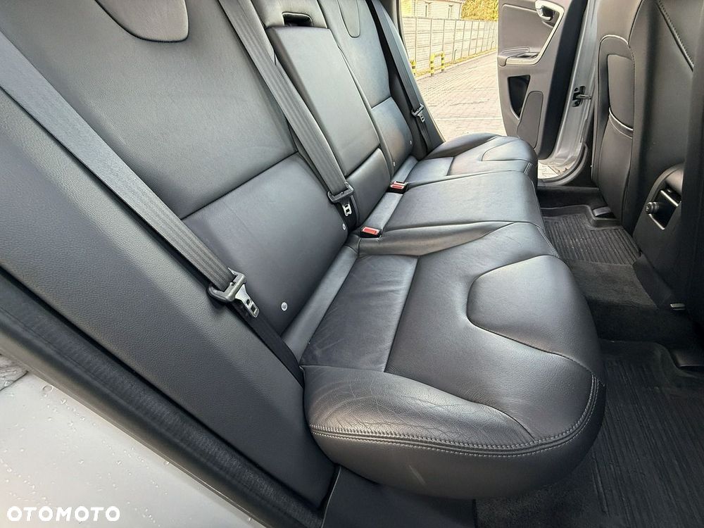 Volvo XC 60 D4 Momentum Pro - 11