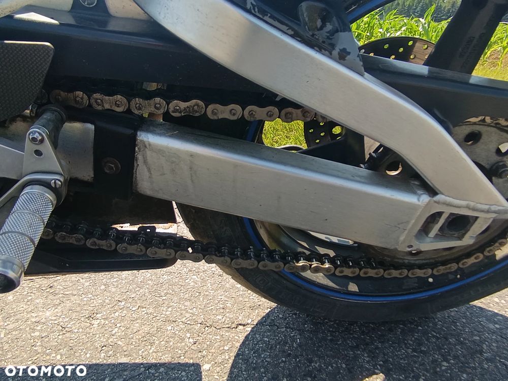 Yamaha R1 - 4