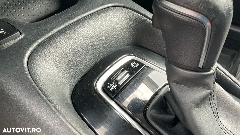 Toyota Corolla 1.8 HSD Business - 33