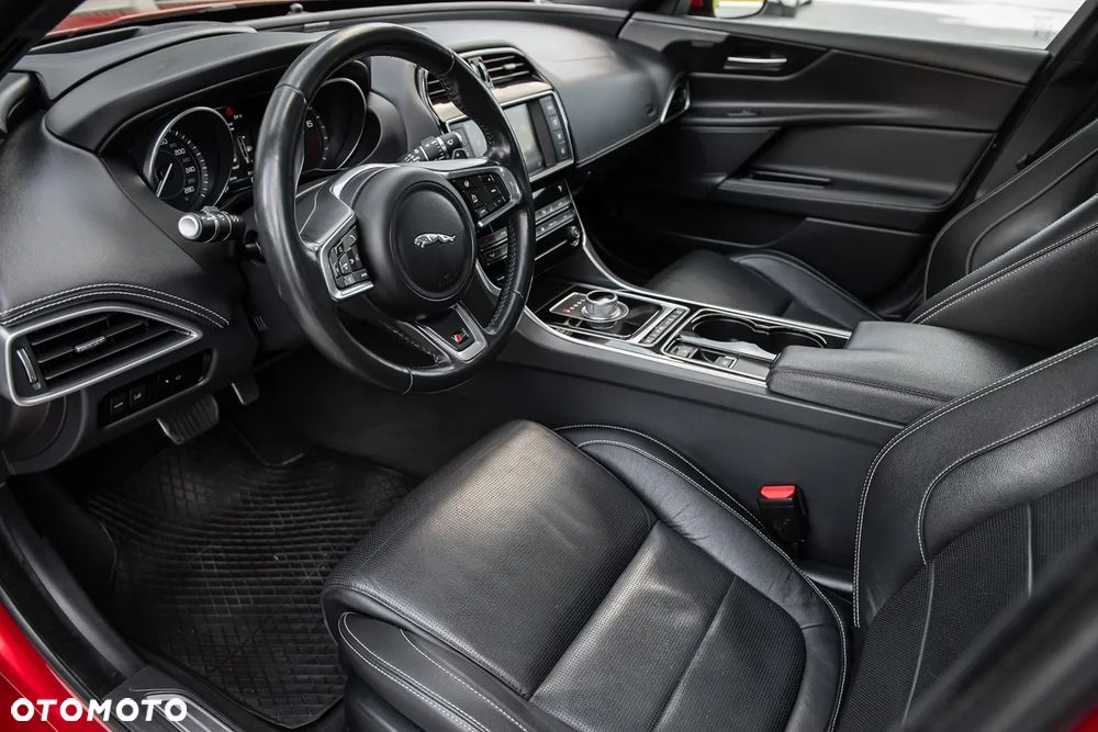 Jaguar XE - 15