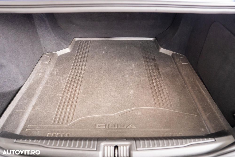 Alfa Romeo Giulia 2.2 - 12