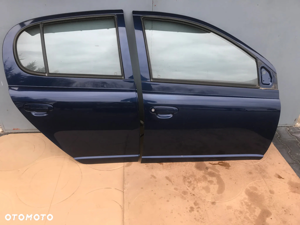 Toyota Yaris I 99-06 Drzwi Prawe Lewe Przód Tył w Kolor 8P4