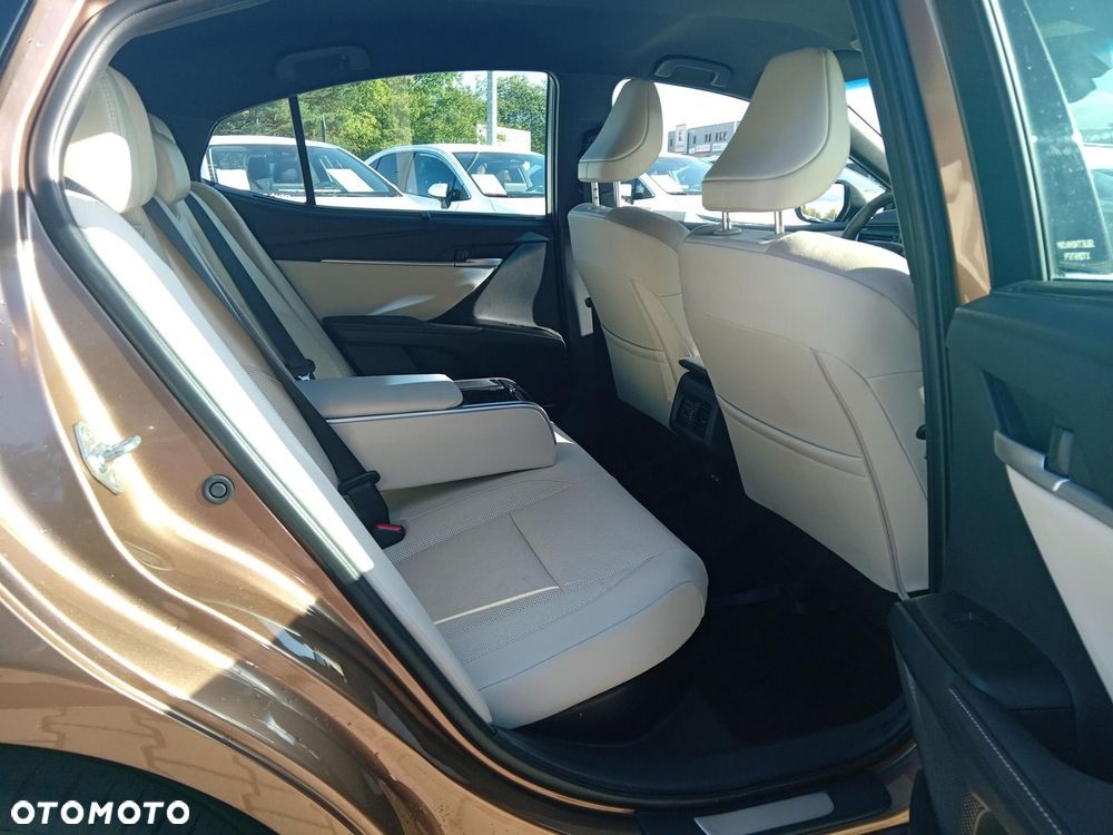 Toyota Camry - 16