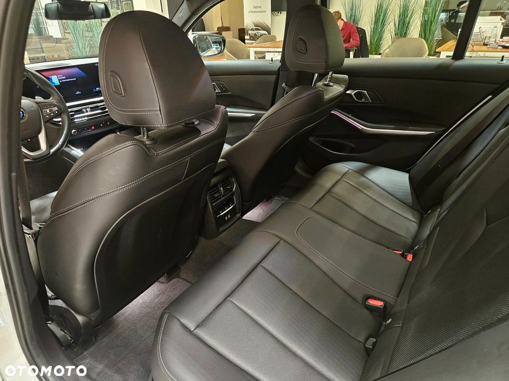 BMW Seria 3 330i - 10