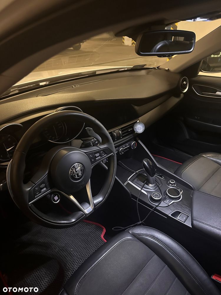 Alfa Romeo Giulia 2.0 Turbo - 8