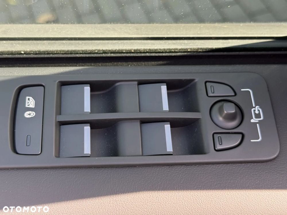 Land Rover Discovery Sport 2.0 D200 mHEV Metropolitan - 17
