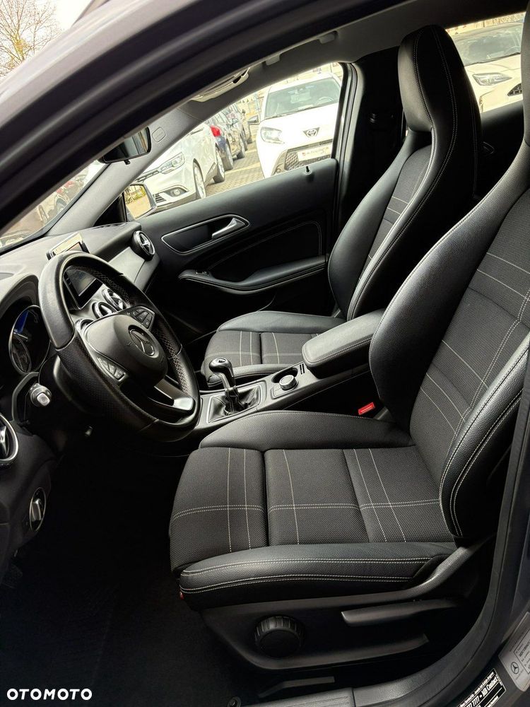 Mercedes-Benz GLA - 16