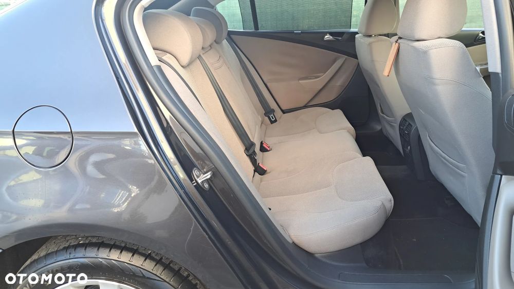 Volkswagen Passat 2.0 TDI DPF Highline - 37