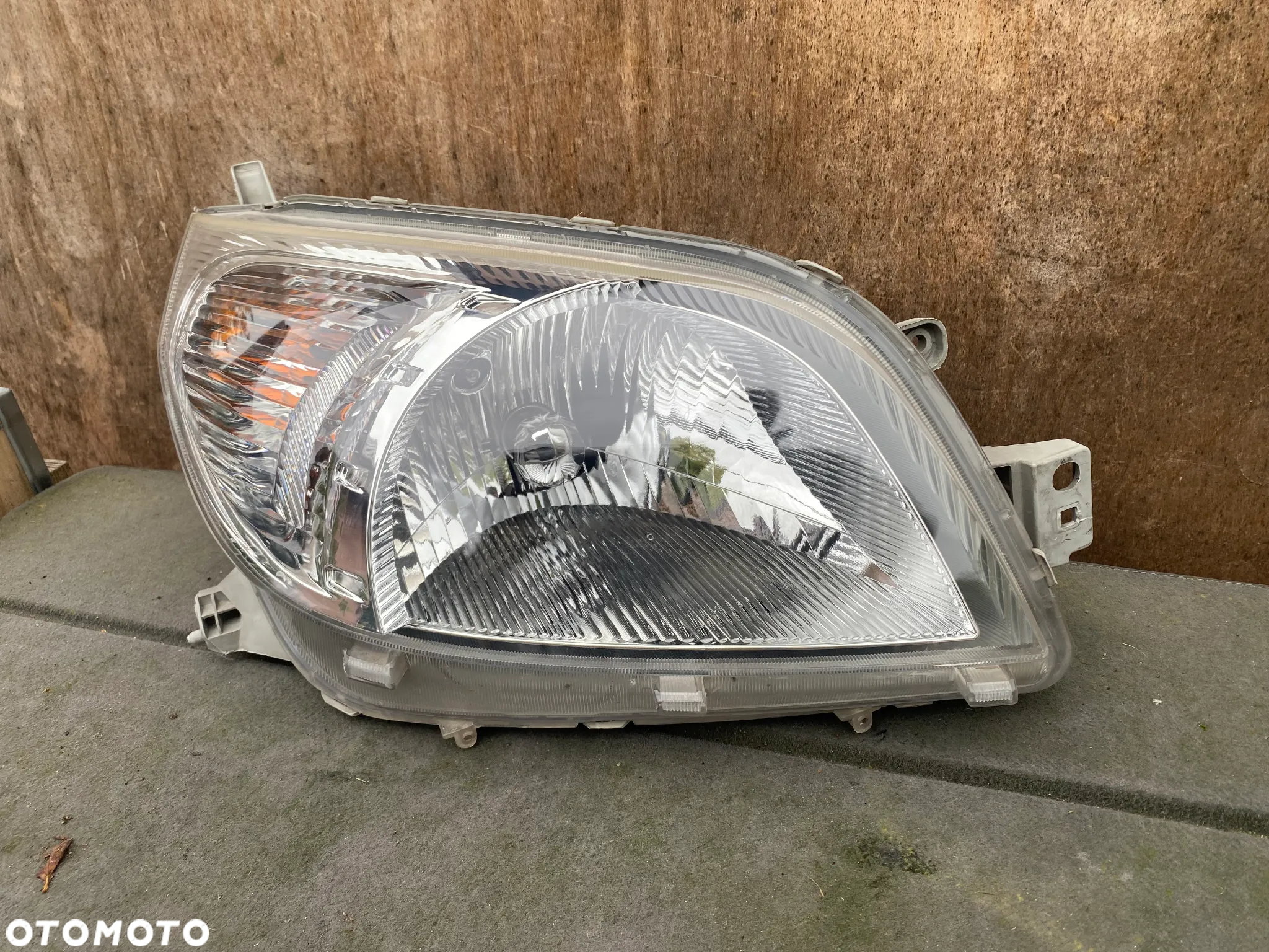 lampa terios II prawa eu cała - 2