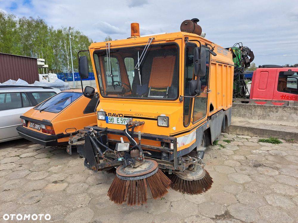 POJAZD SPRZĄTAJĄCY ZAMIATARKA - 2