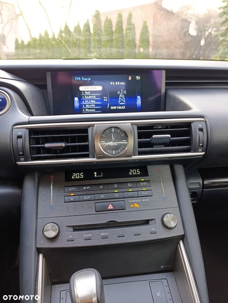 Lexus IS 300h Business Edition - 11