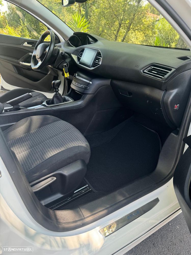 Peugeot 308 1.2 PureTech Style J17 - 12