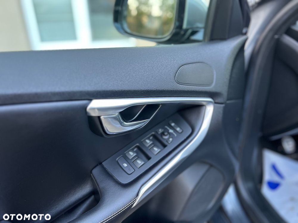 Volvo V40 D3 R Design - 16