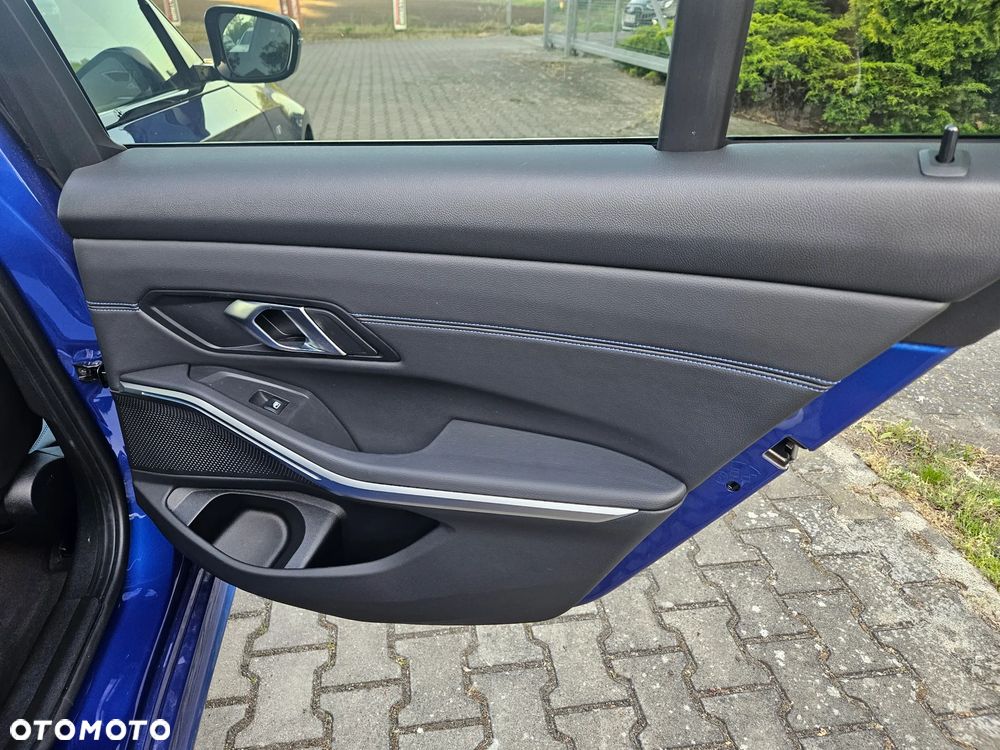 BMW Seria 3 320d xDrive M Sport Shadow - 23