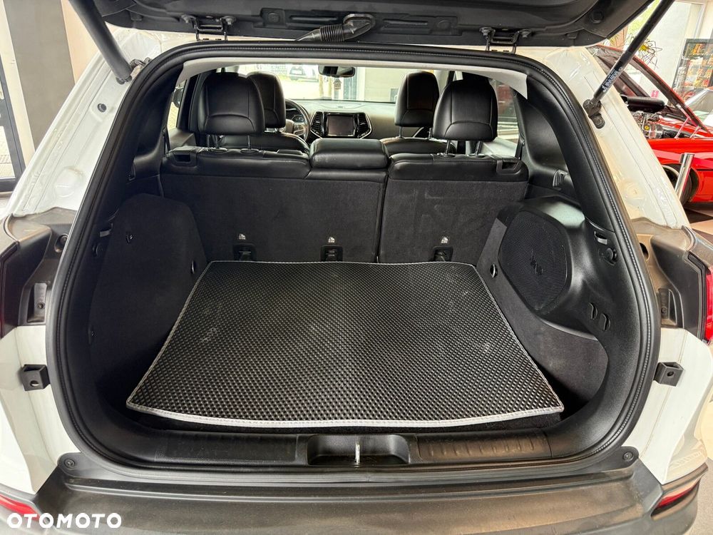 Jeep Cherokee - 8