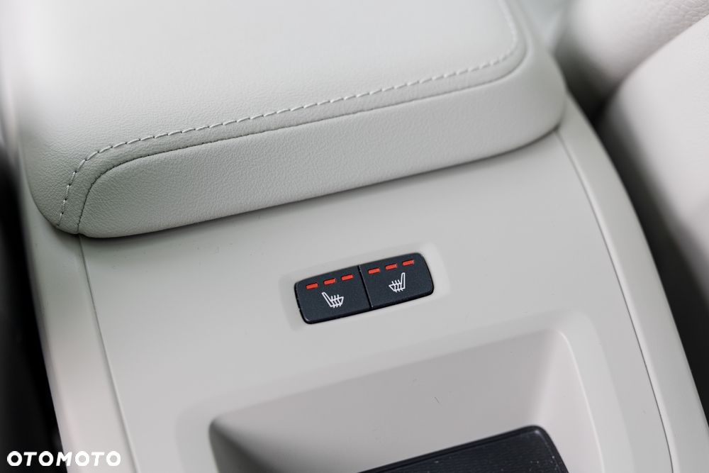 Volvo XC 60 B5 B AWD Plus Dark - 36