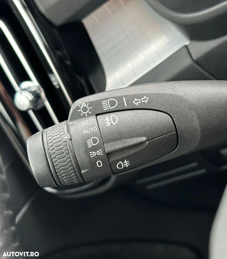 Volvo XC 40 B4 B AWD Geartronic Momentum Pro - 33